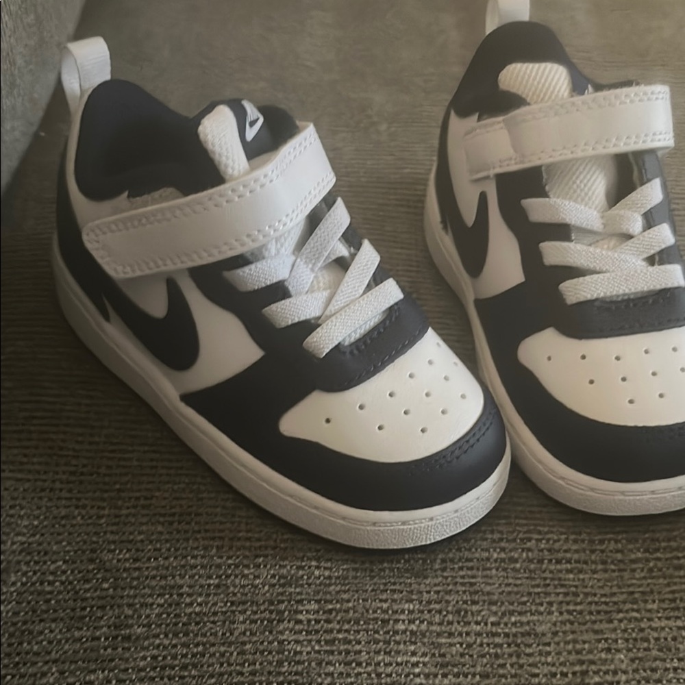 Nike Black and White Sneakers with Velcro and Lace Closure